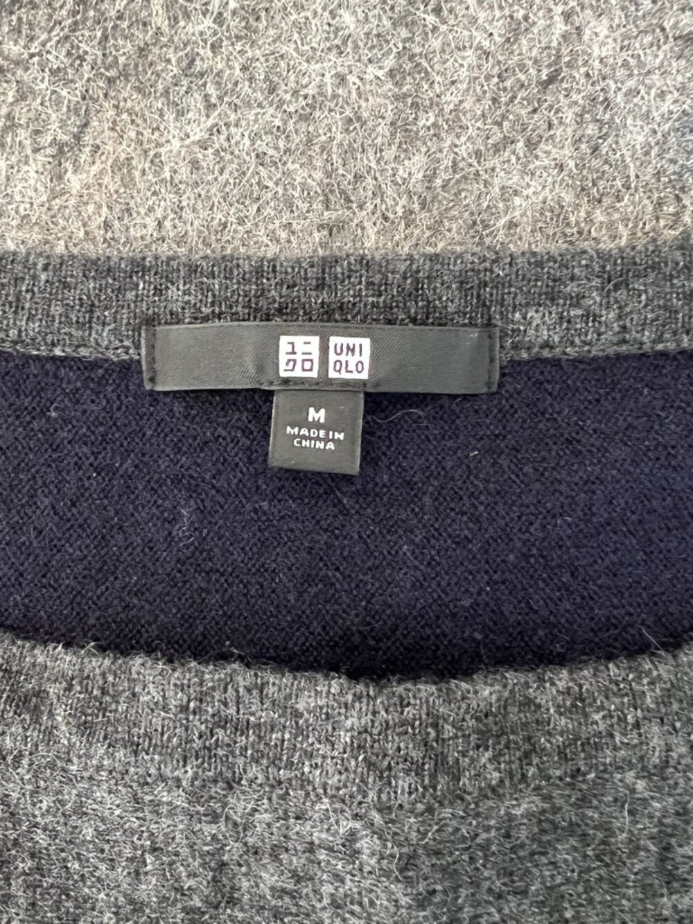 Uniqlo Cashmere Sweater Women Medium Gray Navy Crew Neck Long Sleeve Two Tone - Picture 3 of 4